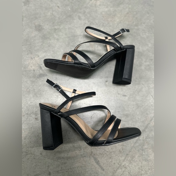 NWT!! BASIC BLACK SQUARE FRONT STRAPPY CHUNKY HEEL - Picture 12 of 12